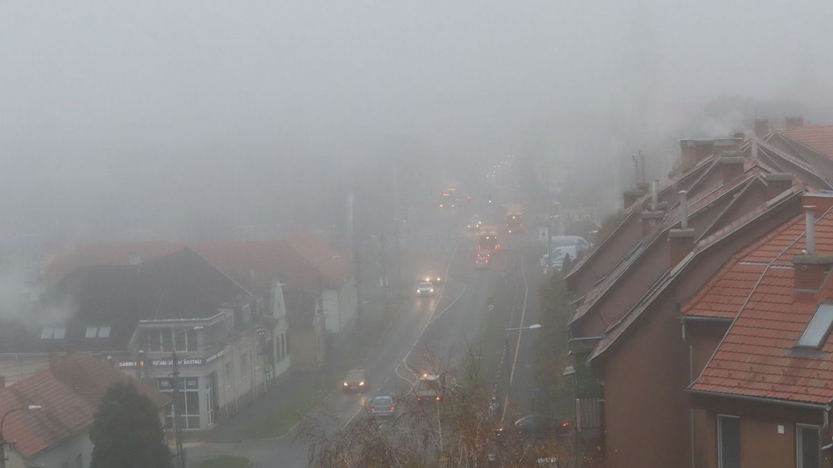 Jönnek azok a reggelek, amikor az orrunkig sem látunk – Rosszabbodnak a látási viszonyok