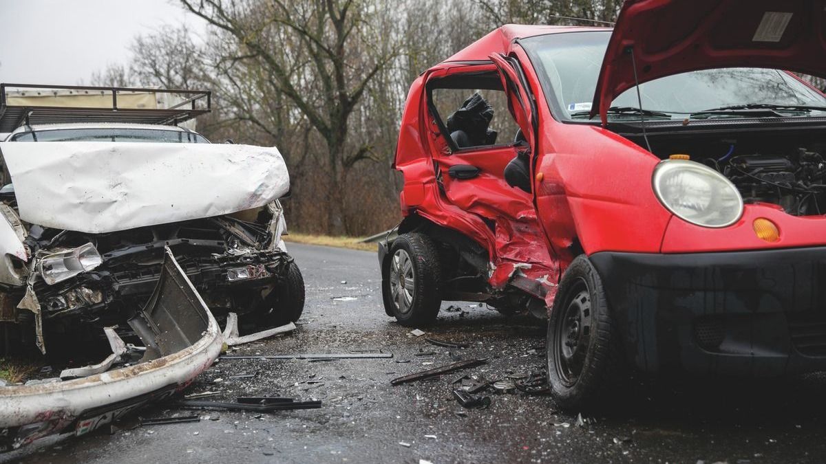 Újabb lesújtó hír az utakról: rommá tört a kisautó a karambolban, az anyósülésen utazó nő meghalt (fotó)