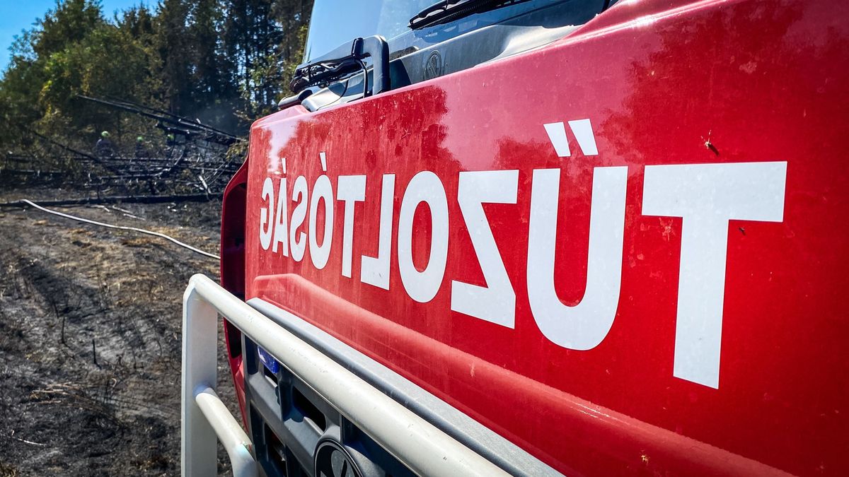 Tapolcán lángolt egy épület, a tetőt is meg kellett bontani az oltáshoz