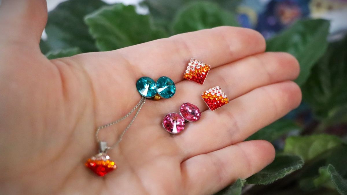 Neked is van kristályékszered? Itt a legújabb hír, leépít az osztrák cég