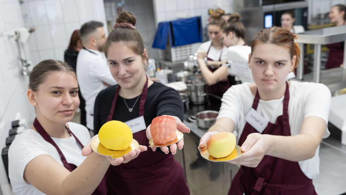 Élethű gyümölcsdesszertek – Európa-szerte oktató cukrászmestertől tanulhattak a jövő cukrászai ebben az iskolában (galéria)