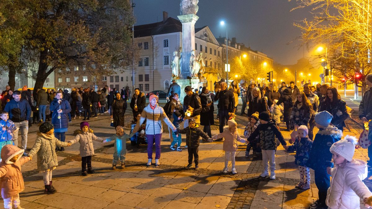 Lámpás felvonulással és körjátékkal – Ez az óvoda így ünnepelte a Márton-napot a belváros örömére (galéria, videó)