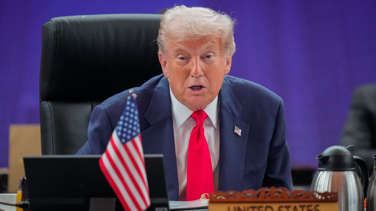 Beleszállt Donald Trumpba a Tisza-közeli volt kémfőnök