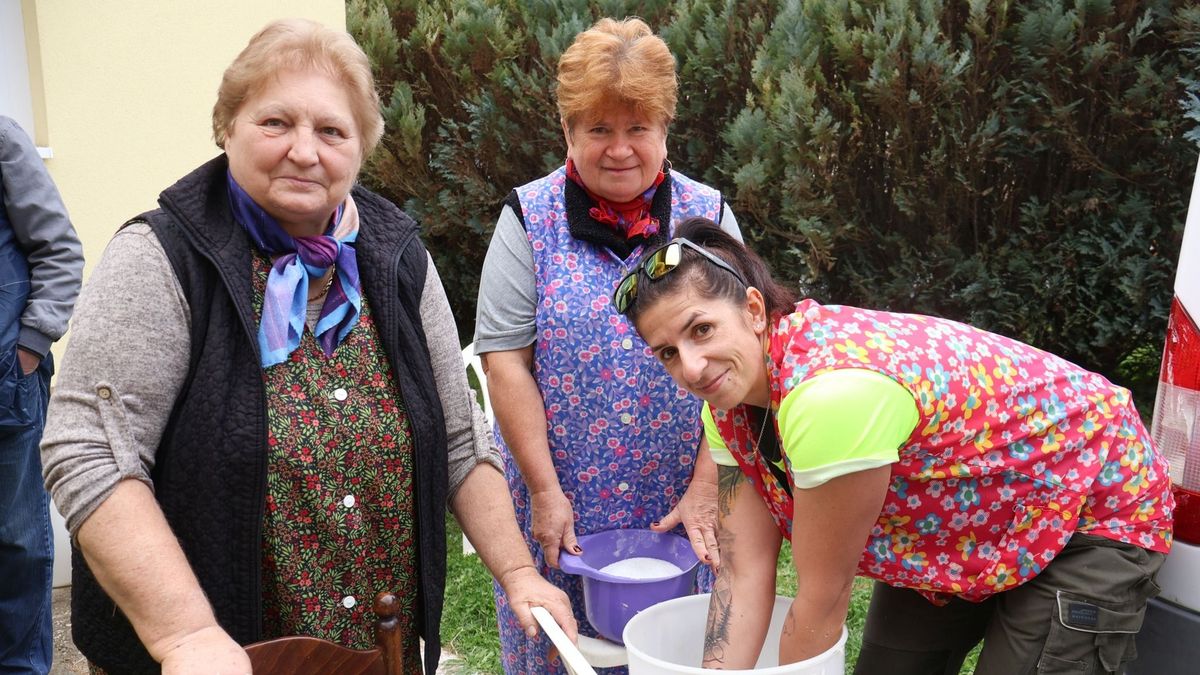 Ilyet is ritkán látni: otthonkákból nyílt kiállítás a zalai faluban - férfiak és nők egyaránt felöltötték a legendás nejlon ruhadarabot (galéria)