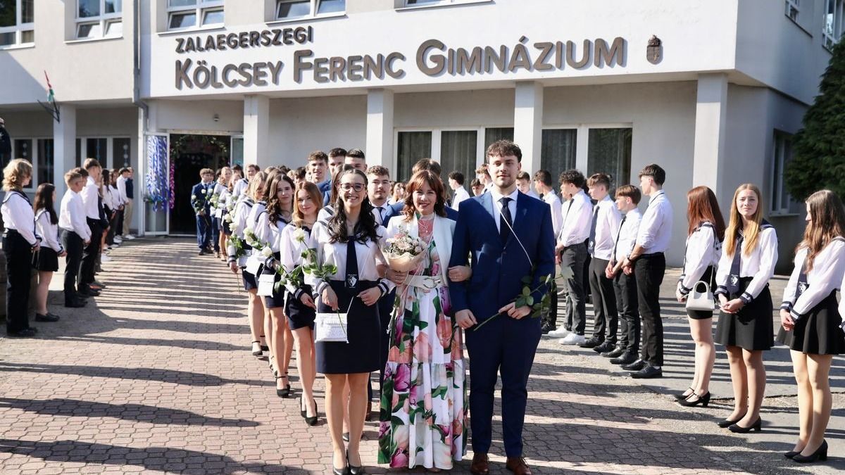 Mindenkit érdekelt, mit fog keresni a rendőr az autóban – a ballagókra is kíváncsiak voltak