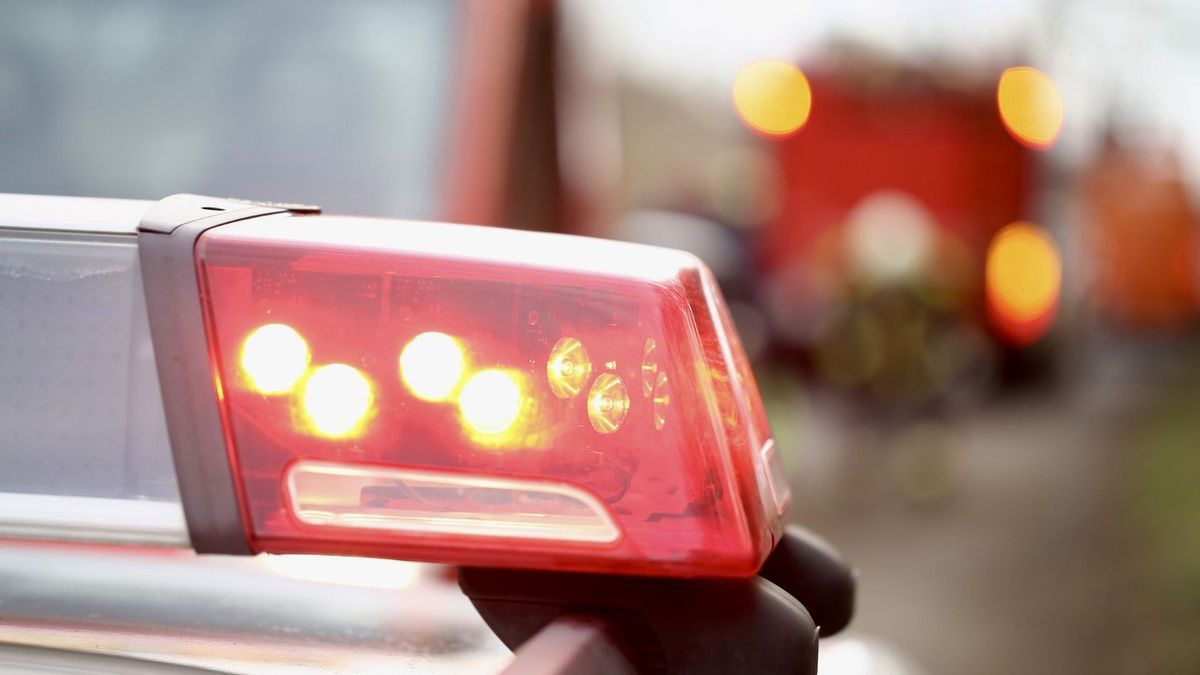 Elektromos autó szenvedett balesetet az M7-esen a zalai megyehatárnál, mentők és tűzoltók a helyszínen