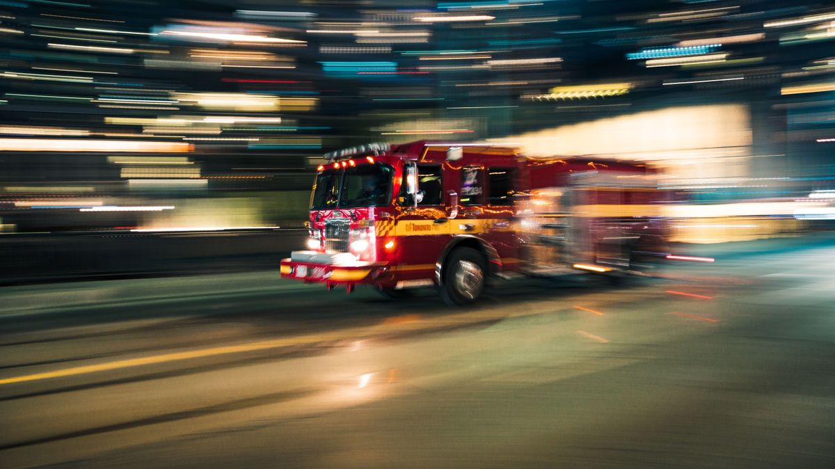 Lángolt egy pickup a zalai családi ház udvarán