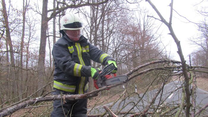 Orkánerejű szél után ezt tartogatja hétfőre az időjárás – Lesz-e annyi dolga a tűzoltóknak, mint tegnap?