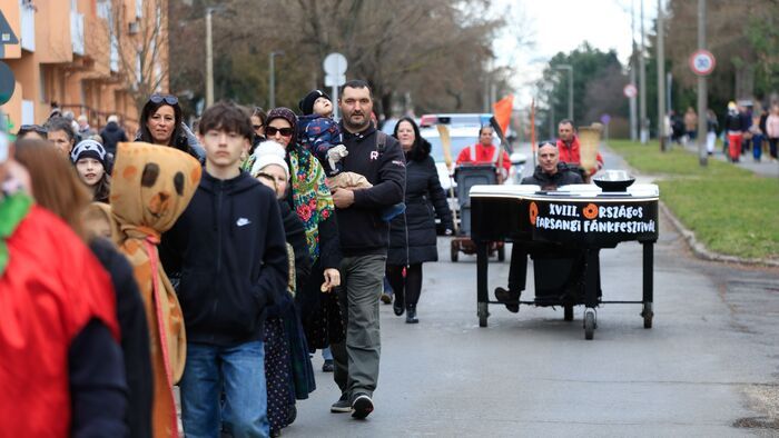 Ez ám a látnivaló! Mr. Piano és a guruló zongora (galéria, videó)