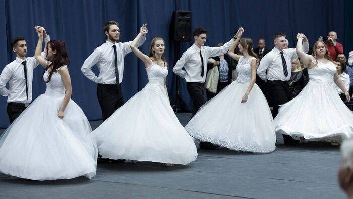 Szalagavatós táncok színes forgataga a Zrínyi-gimnáziumban (galéria, videó)