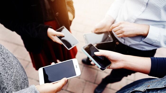 Régi mobil a fiókban? Egy kattintással eladhatod – futár megy érte
