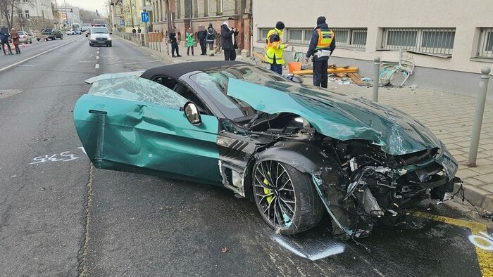 Méregdrága exkluzív sportautó tört rommá a dunántúli városban, egy ember meghalt a balesetben (fotó)