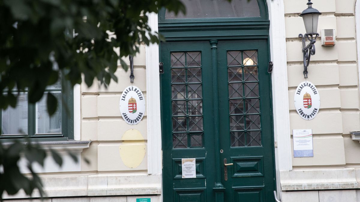 Mint az akciófilmekben: bűnbarlang a presszó alatt, lőfegyverek engedély nélkül