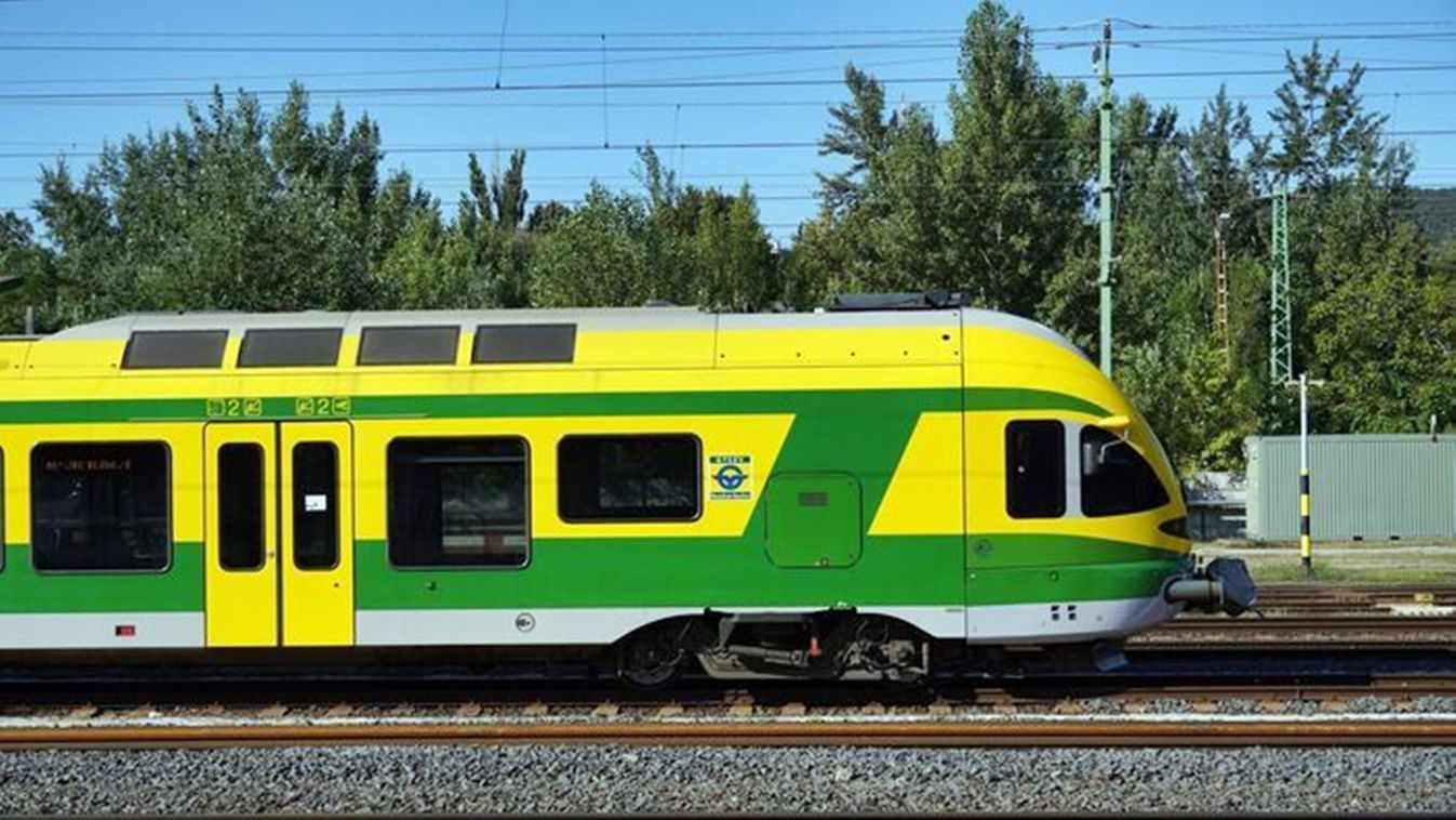 Ismét lerobbant és a síneken vesztegel egy vonat Zalában Kép
