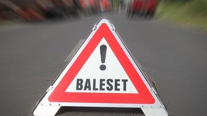 Nagy baleset a 86-oson, autók az árokban, teljes az útlezárás