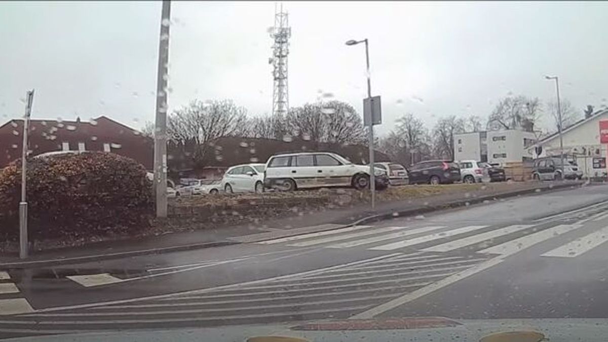 Lúzerdíjas manőver: rendőrök szeme láttára csapódott oszlopnak az ittas sofőr Marcaliban (videó)