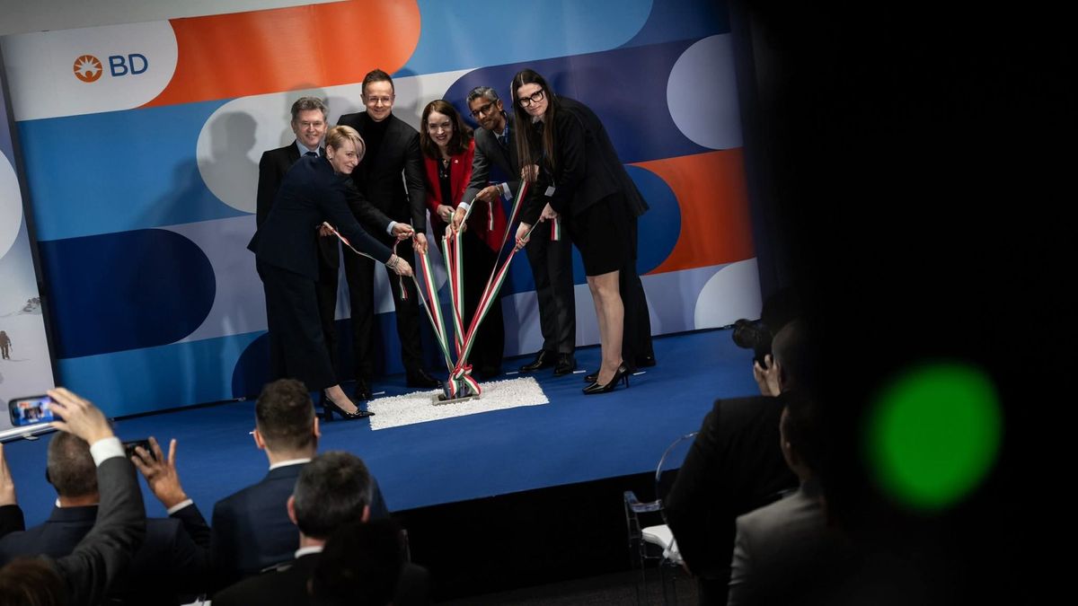 Szijjártó: visszautasítjuk a lesajnáló szavakat arról, hogy Magyarország egy összeszerelő üzem