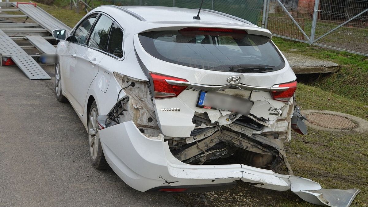 Durva fotók érkeztek a 8-ason történt balesetről: hiába használta a kanyarodósávot a Hyundai, hátulról letarolta egy Fiat