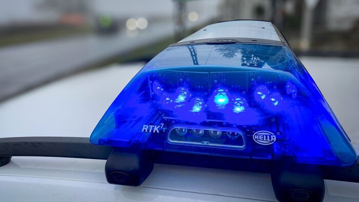 Felborult egy kamion a 84-es főúton, kőzúzalékot szállított