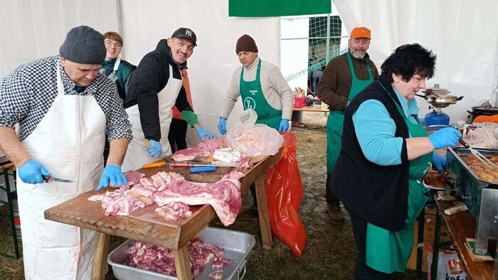 Hatalmas gasztrobulit rendeztek a vármegye határán – hírességek és több ezer érdeklődő a böllérfesztiválon