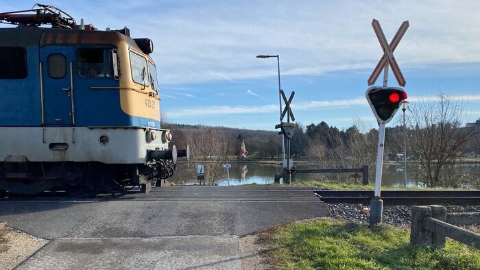 Nem javultak a feltételek: a viharos erejű szél tovább korlátozza a vasúti forgalmat Zalában