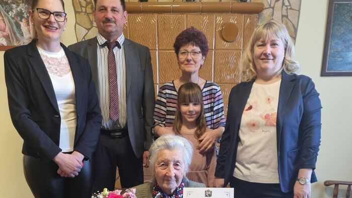 A 90 éves Ilonka néni aktívabb, mint sok fiatal – nélküle a virágosítás is elképzelhetetlen a zalai faluban