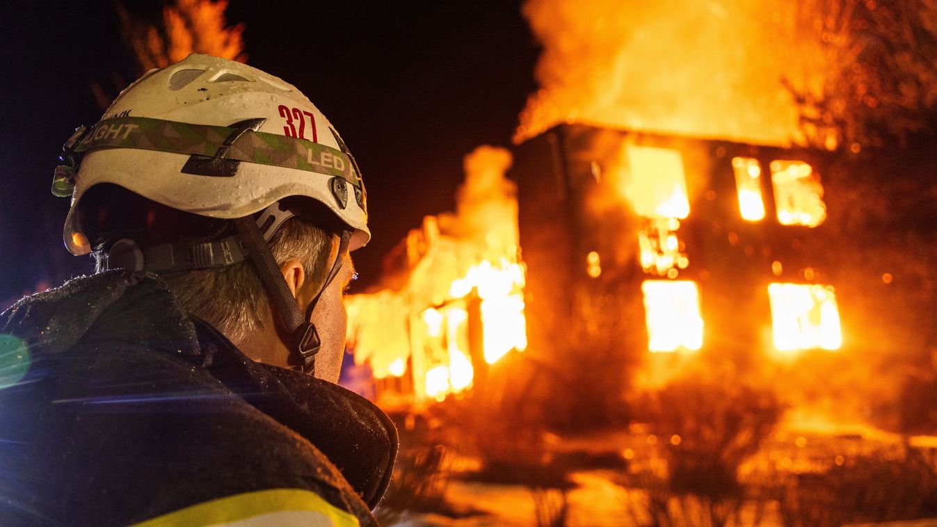 Kigyulladt egy épület a zalai településen, 3 város tűzoltói dolgoznak a helyszínen Kép
