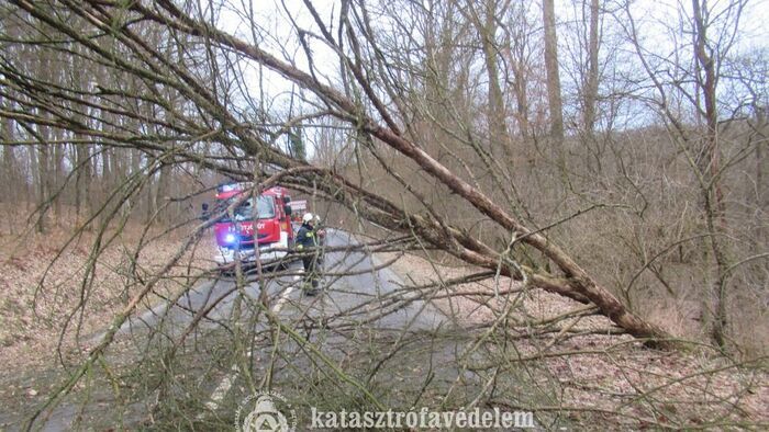 Így kezdődhet a végítélet: viharos szél tombolt Zalában, vármegyeszerte hatalmasak a károk