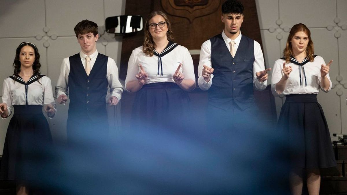 Ilyen szalagavatót még nem láttál: meghatódva, jelnyelvvel búcsúztak a zalai diákok (galéria)