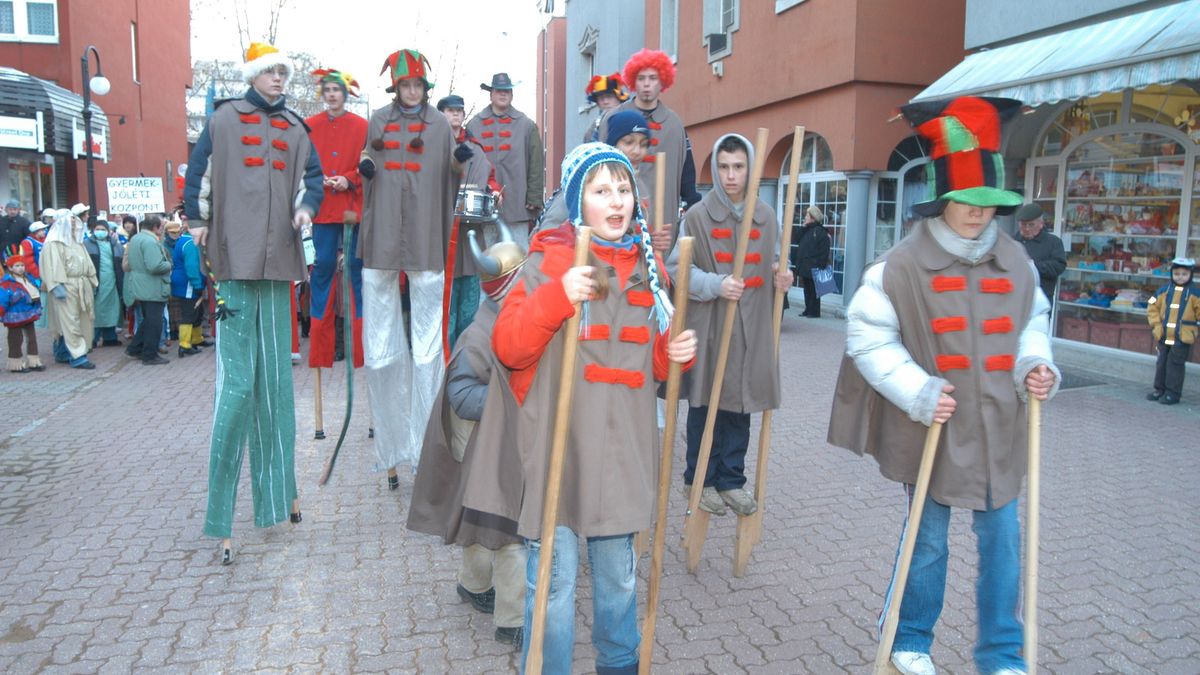 Te is ott voltál ebben a mókás menetben? – A Kossuth utcán vonultak végig a vidám jelmezesek 2006-ban (galéria)