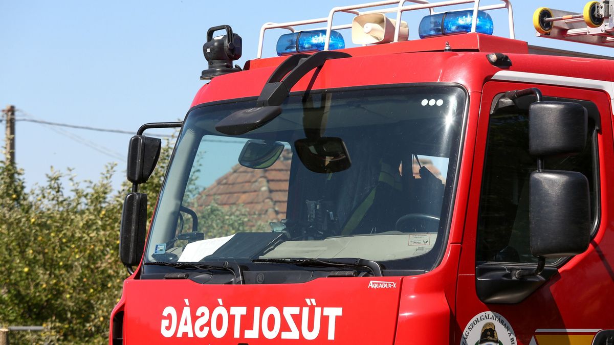 Felborult egy autó a 76-oson, keszthelyi tűzoltók a helyszínen