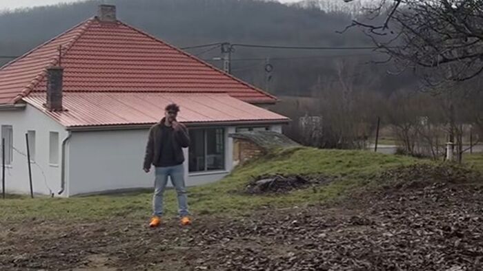 Ilyen vicces ingatlanhirdetést még biztosan nem láttál: így árulja balatoni házát a népszerű standupos (videó)