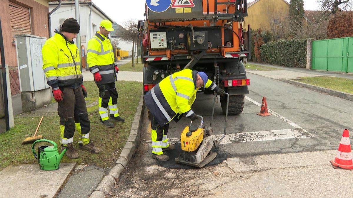 Naponta 30-40 kátyút javítanak Zalaegerszegen - sok kárt okozott a tél, dolgoznak a szakemberek az utakon