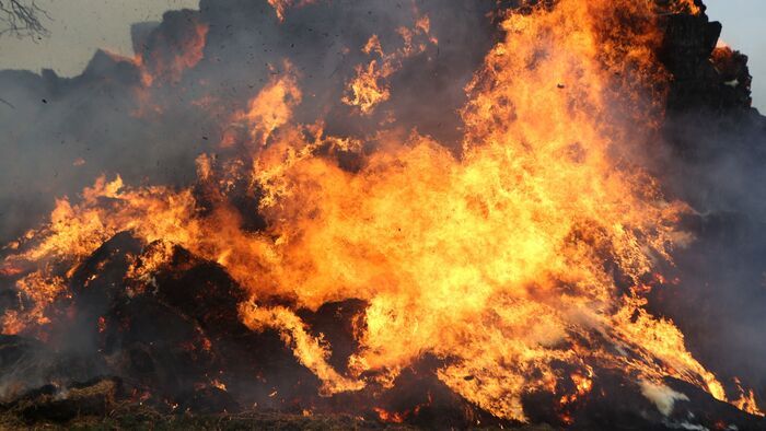 Viharos erejű szélben kapott lángra egy tároló Zalában!