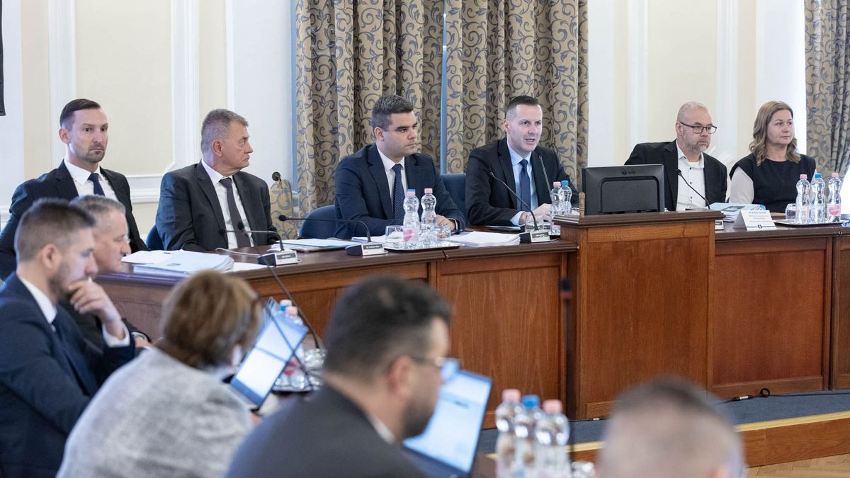 Döntöttek: mindenhonnan elszállítható a gépkocsi, s a jövőben csak egy városi újság lesz