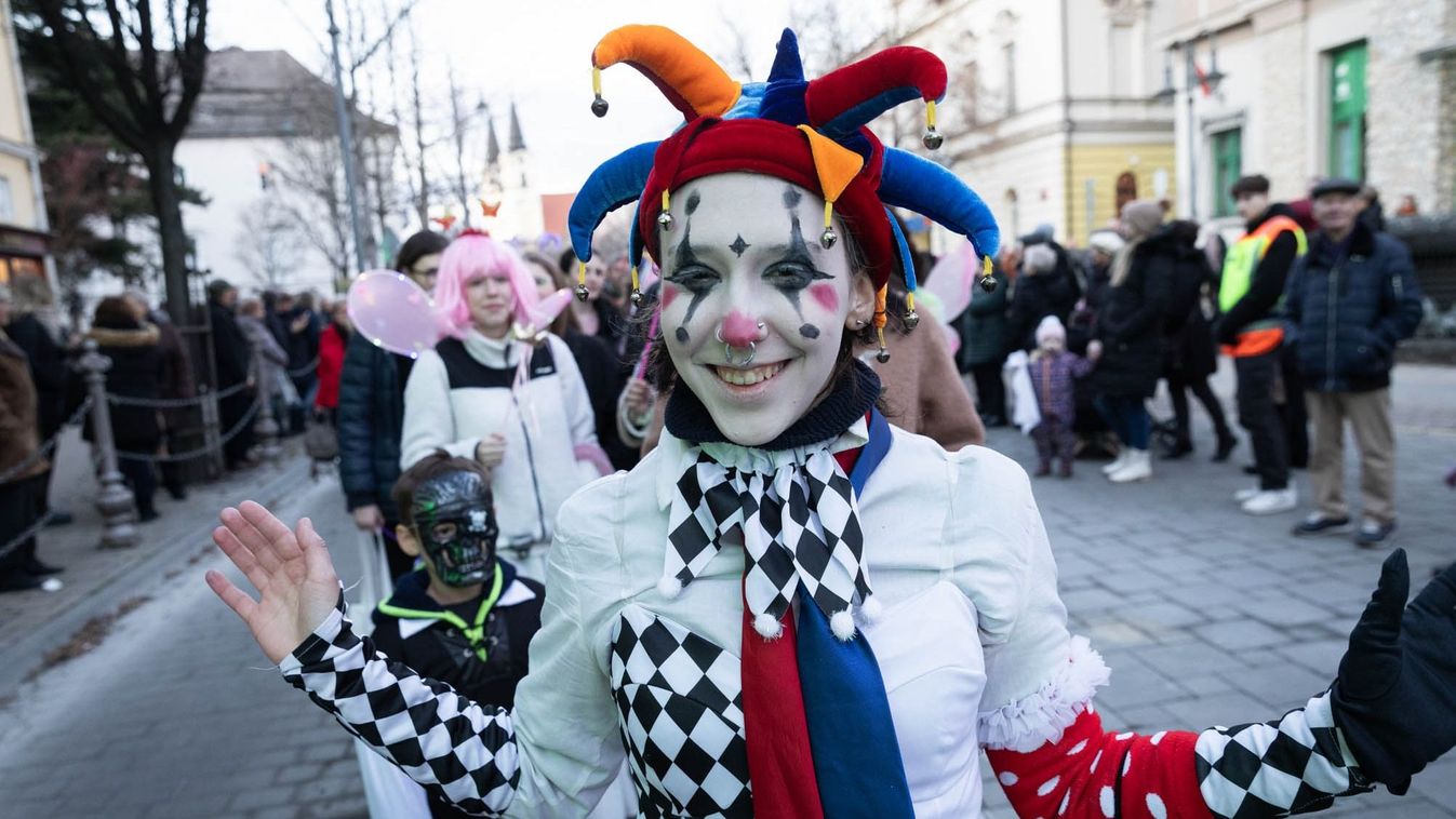 Közel négyezer fánk és ezer maskarás mosoly töltötte meg Zalaegerszeg utcáit...