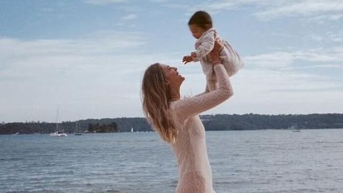 Exkluzív fotók! Már másfél éves a világhírű zalai modell kislánya