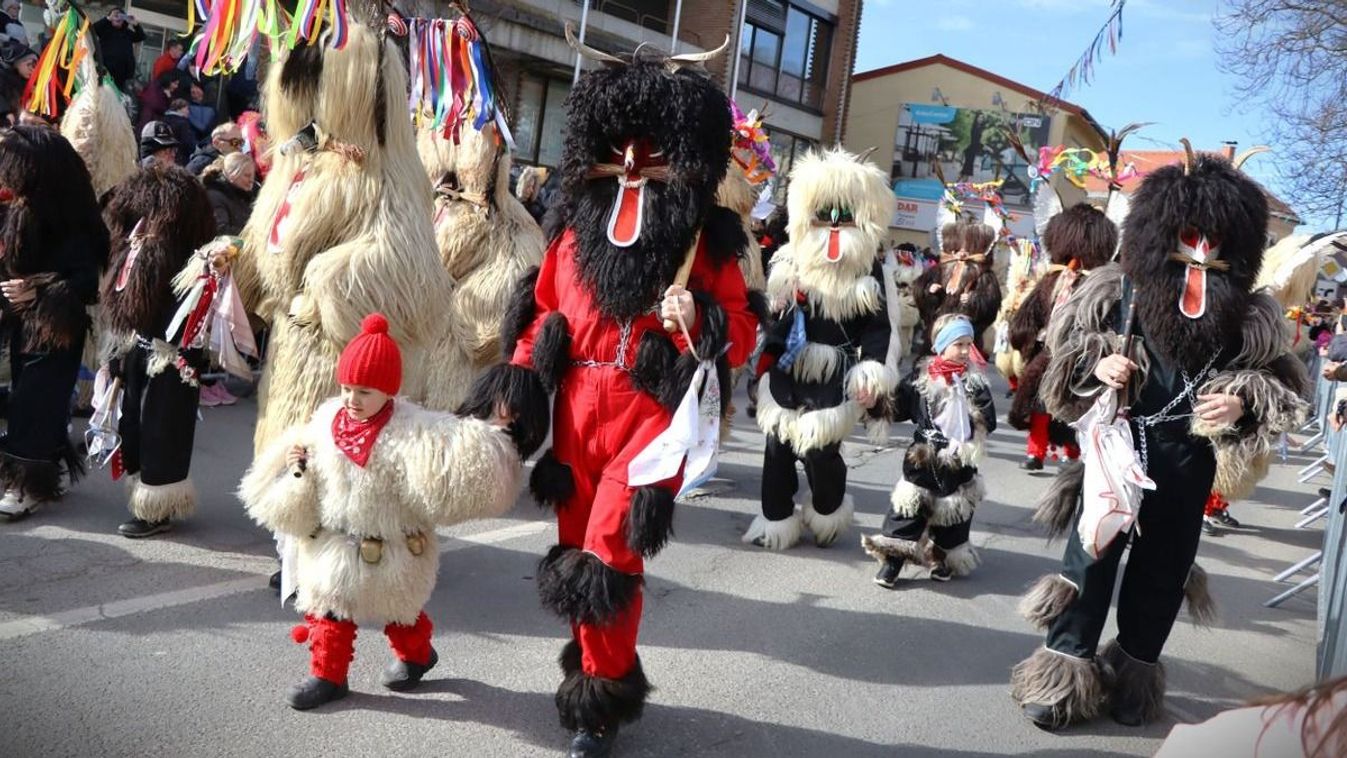 Megnéztük, megijedtünk! Így űzték el a telet a félelmetes kurentek a szomszédos...