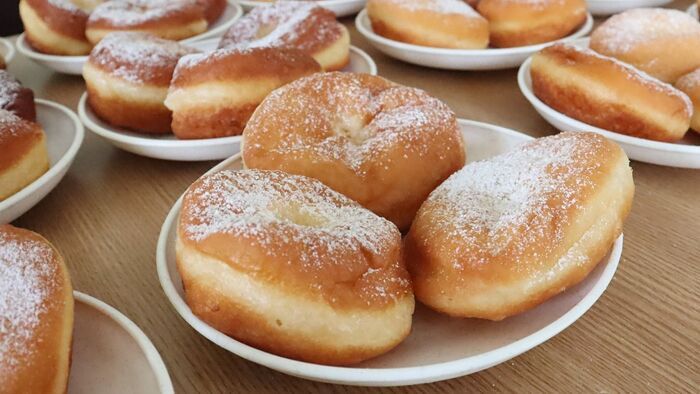 Fehér csík a fánk oldalán: szalagos titkok