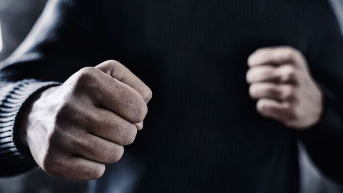 Brutális jelenet a zalai városban! A földön fekve is ütötte a férfi a nőt ötezer forintért