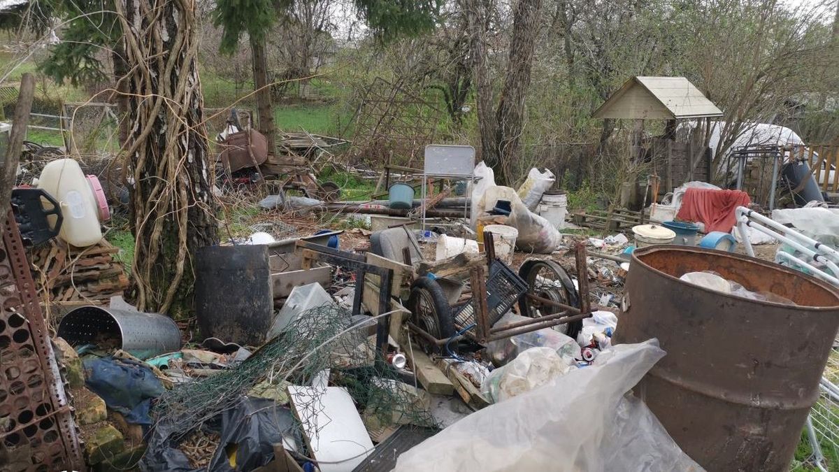 Gusztustalan porta: több tonna szemetet halmozott fel a zalai „gyűjtögető”