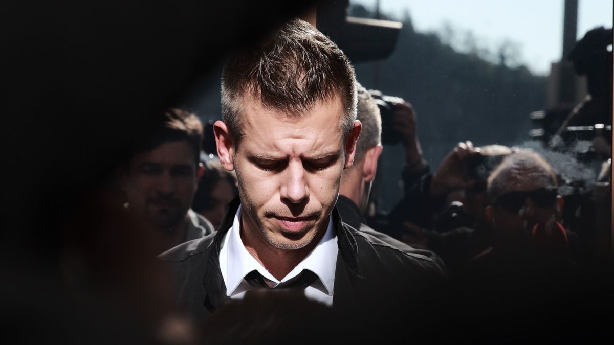 Magyar Péter lebukott, az ország túlsó végéből buszoztatta a balhézó tiszásokat Győrbe