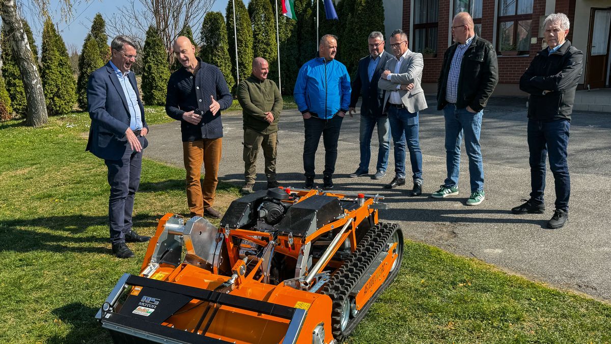 Távirányítós óriásgép teszi rendbe a négy zalai falu közterületeit (videó)