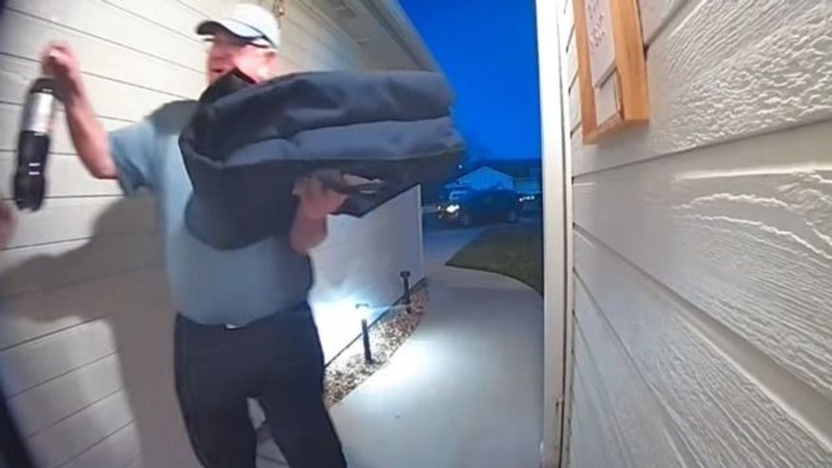 Kólát vett a látássérült megrendelőnek – milliókkal hálálták meg a pizzafutár jócselekedetét (videó)