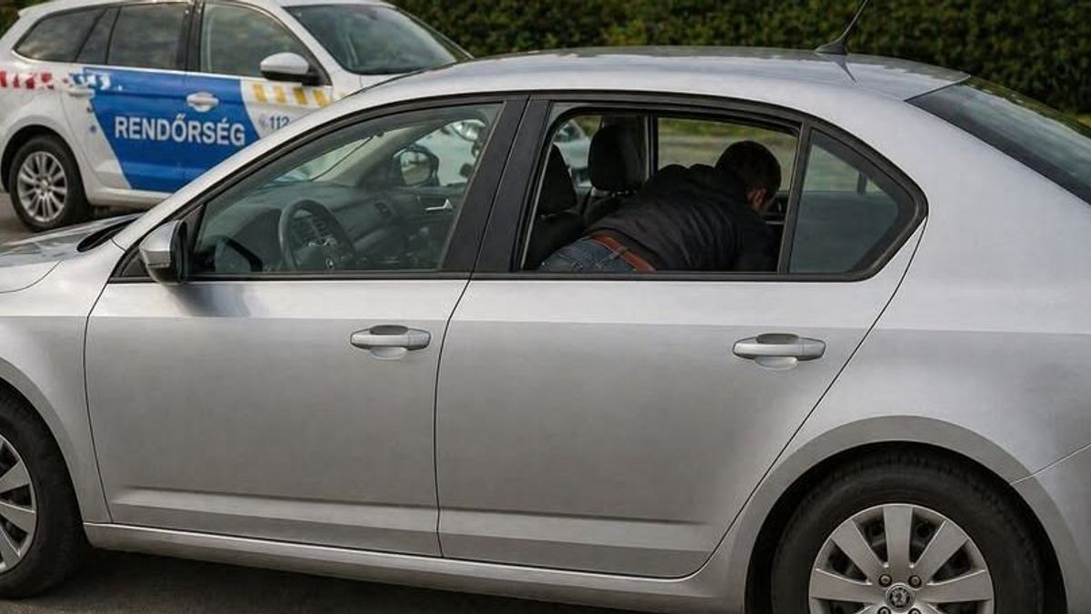 Hiába a gyors helycsere, a rendőrök végig látták, ki vezetett