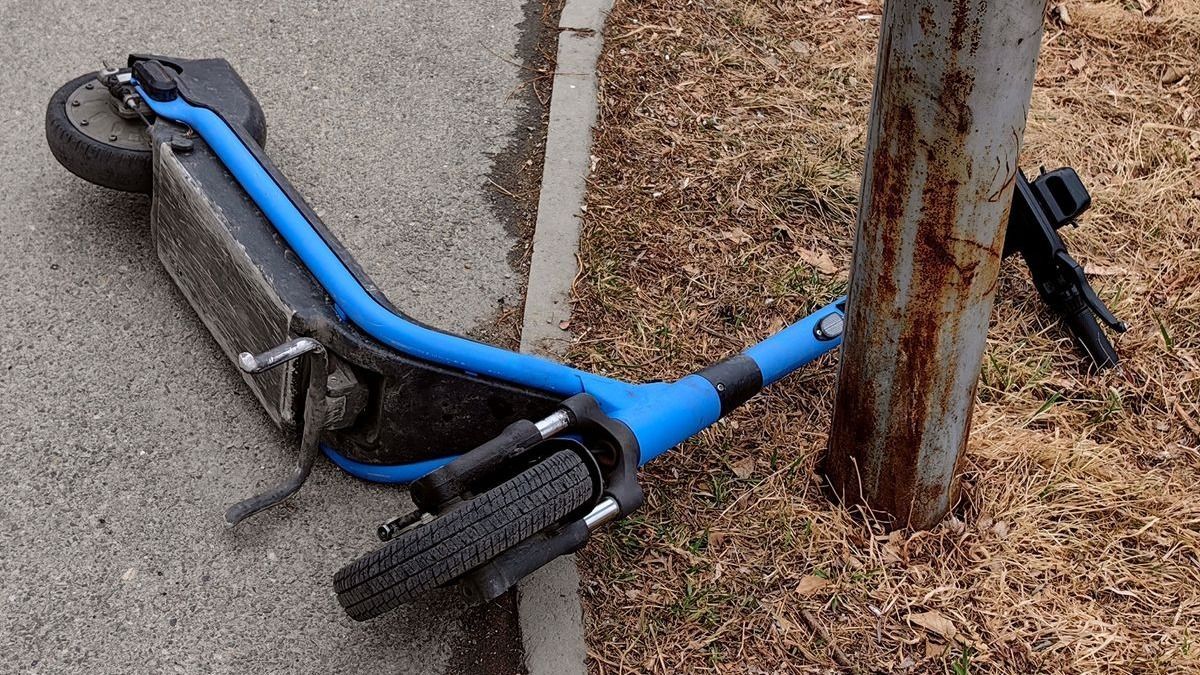 Nekicsattant egy autónak a 90 éves rolleres