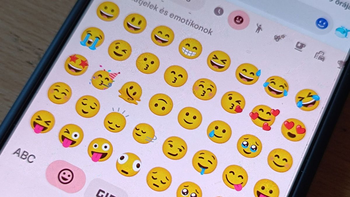 Fenyegető lájk, félreértett mosoly – pötyögés helyett ezért jobb néha telefonálni (videó)