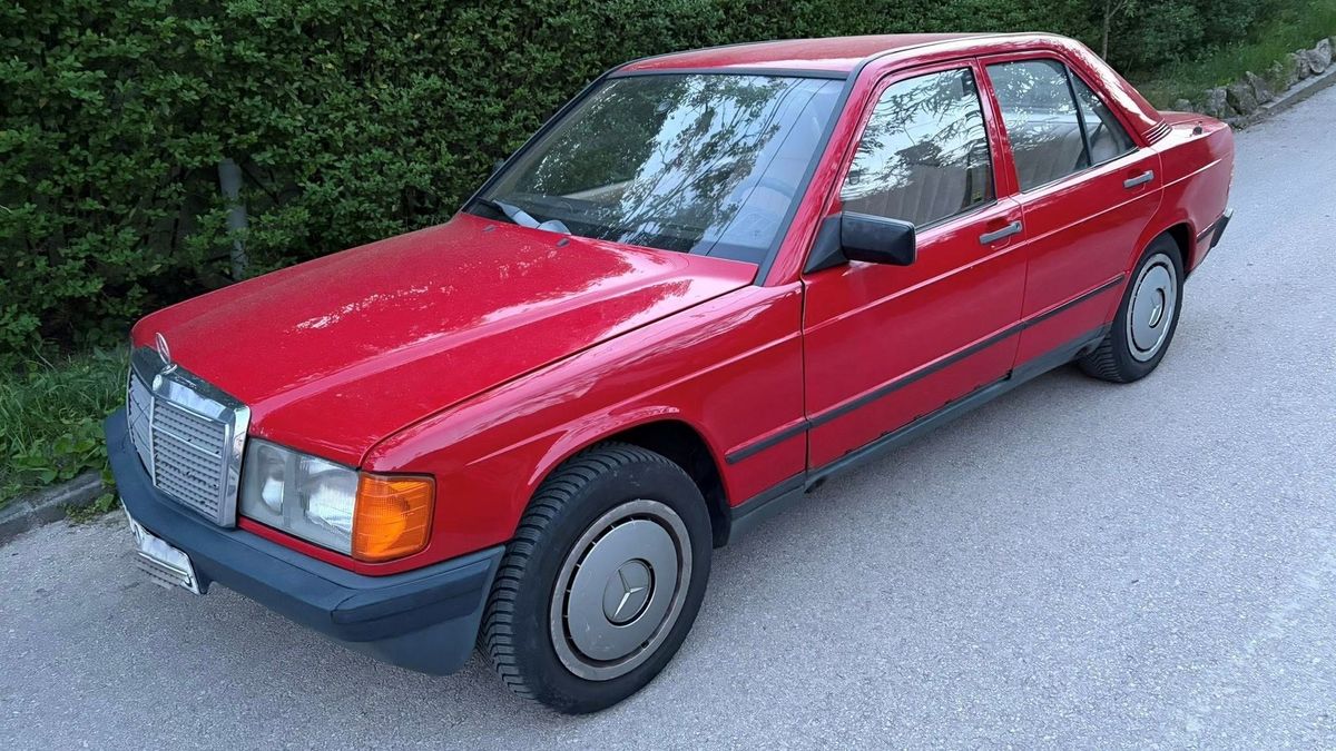 Ez a kopott piros Merci több pénzt láthatott, mint sok bankfiók (galéria)