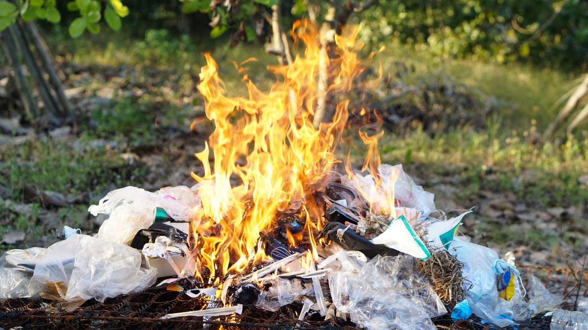 Műanyagot is égettek, ráadásul nem hétfőn
