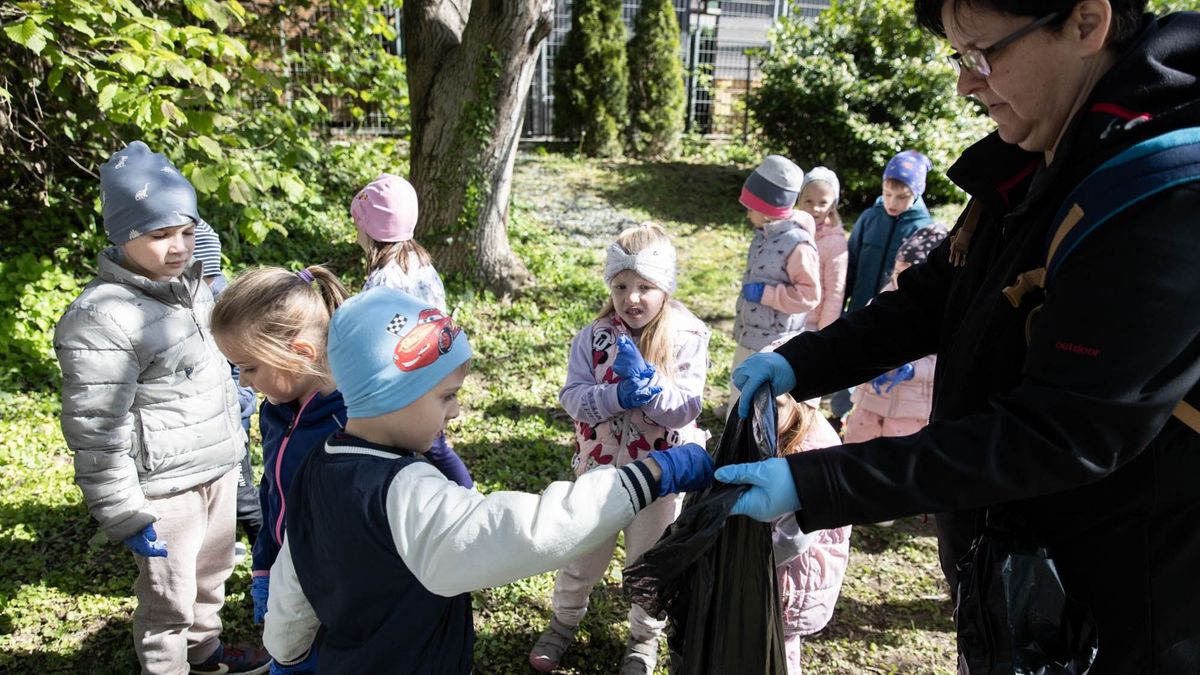 Felnőtt s kamasz elszórja, bezzeg az óvodás felszedi! Példamutatás a Föld napján (galéria, videó)